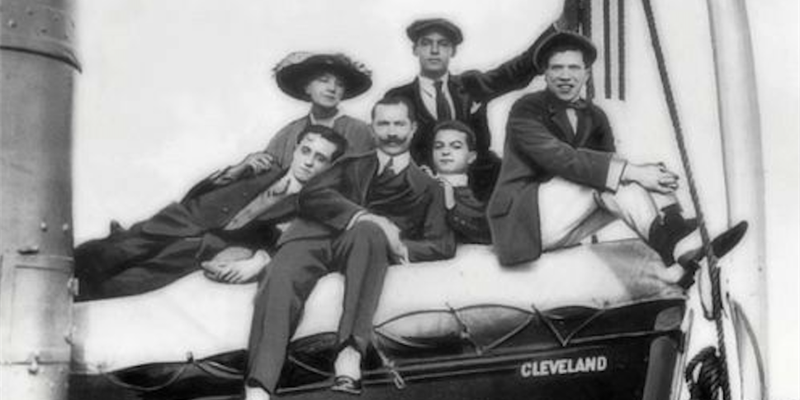 Una delle rare foto sulla nave Cleveland con un gruppo di amici