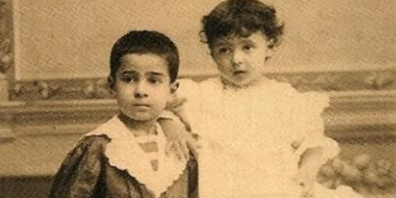 1898, Alberto (sx) e Rodolfo (dx) ripresi in un importante studio fotografico tarantino