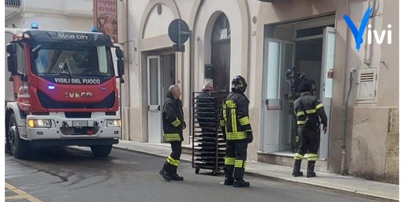 Fumo nero e puzza di bruciato: Vigili del fuoco in
via Fratelli Danisi
