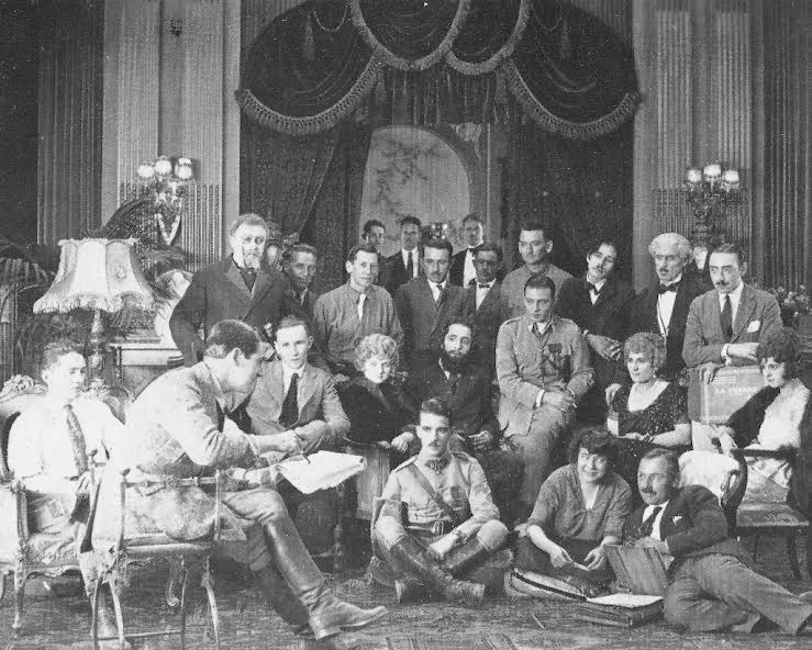Il cast del film I quattro cavalieri dell'Apocalisse (1921). Rudy, il terzo da destra