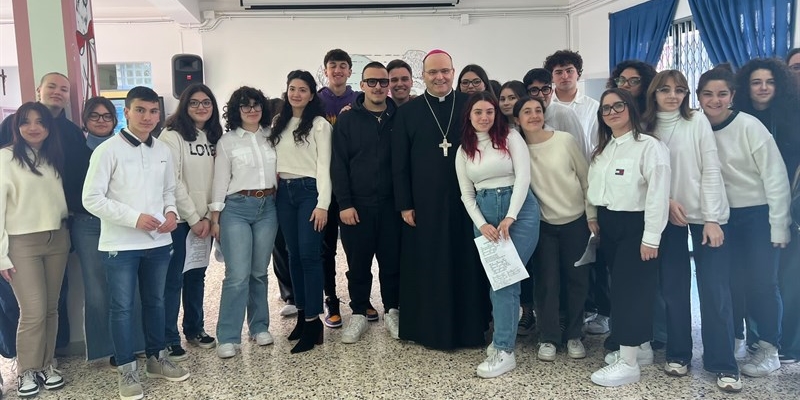 monsignor Sabino Iannuzzi e gli studenti