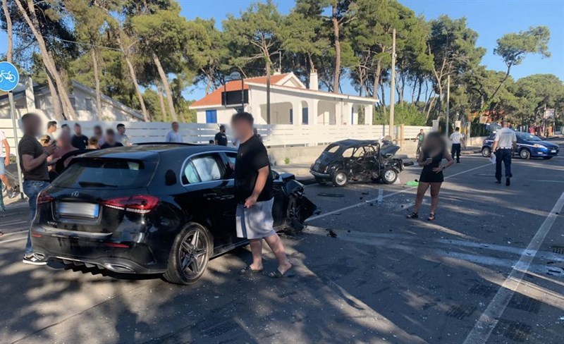 Schianto su viale dei Pini