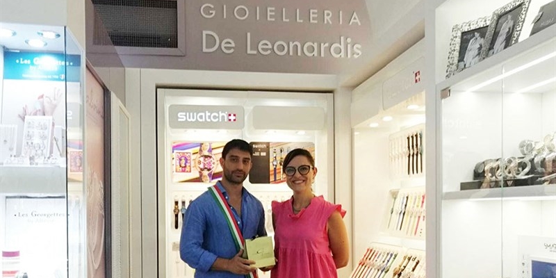 Il vincitore delle Fantaelezioni Claudio Tanzarella ritira il primo premio offerto dalla Gioielleria De Leonardis