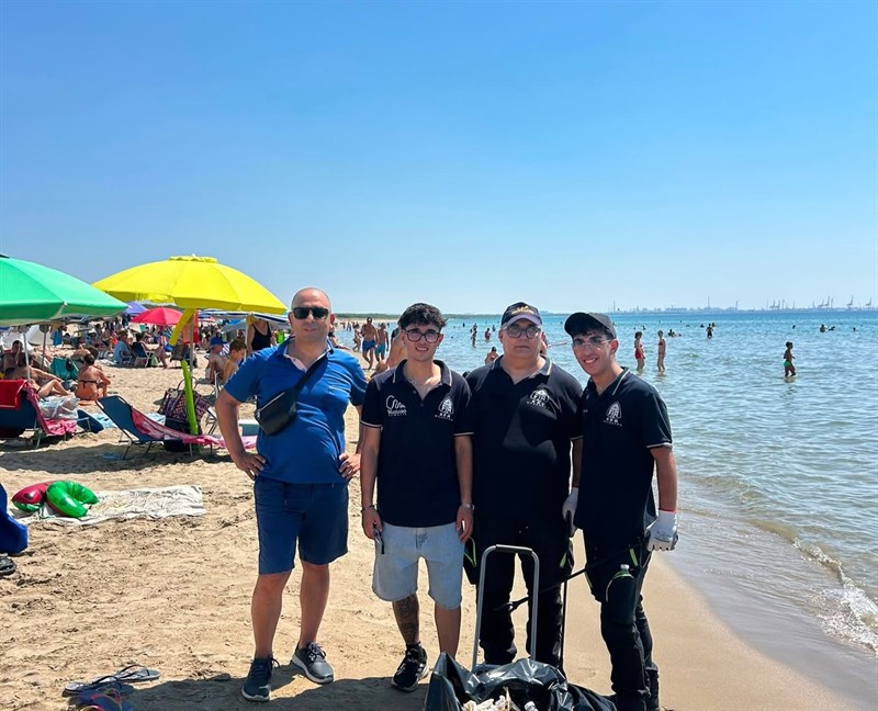La Protezione Civile pulisce le spiagge di Massafra