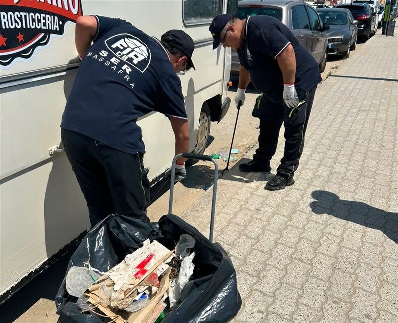 La Protezione Civile pulisce le spiagge di Massafra