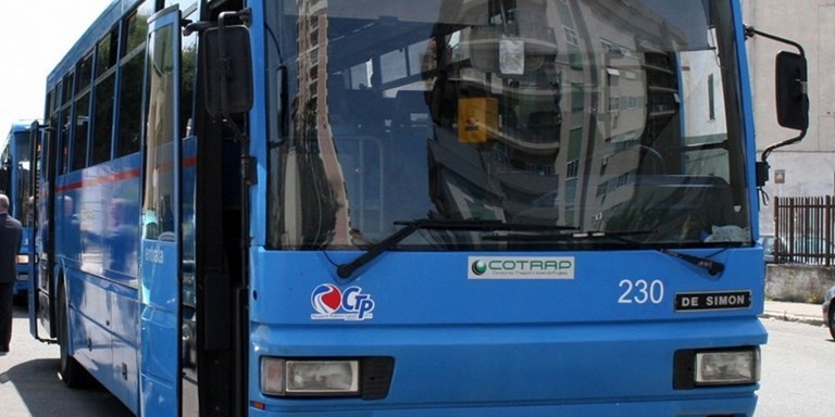 Follia nella notte Halloween: oggetti contro un bus, ferito l'autista