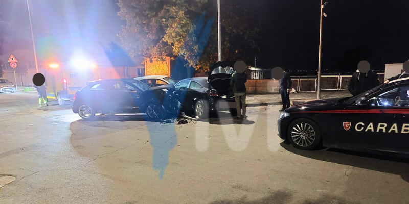 Scontro fra tre auto in via Taranto, traffico rallentato