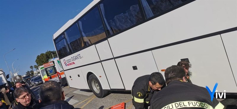 Tragedia sfiorata all'uscita della scuola: investiti tre giovani studenti