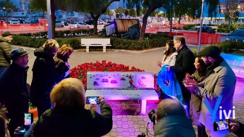Consegnate le panchine artistiche