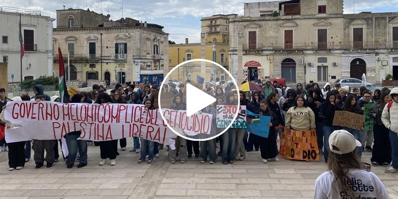 Studenti in strada: "Flacco" e "Perrone" in corteo per la pace