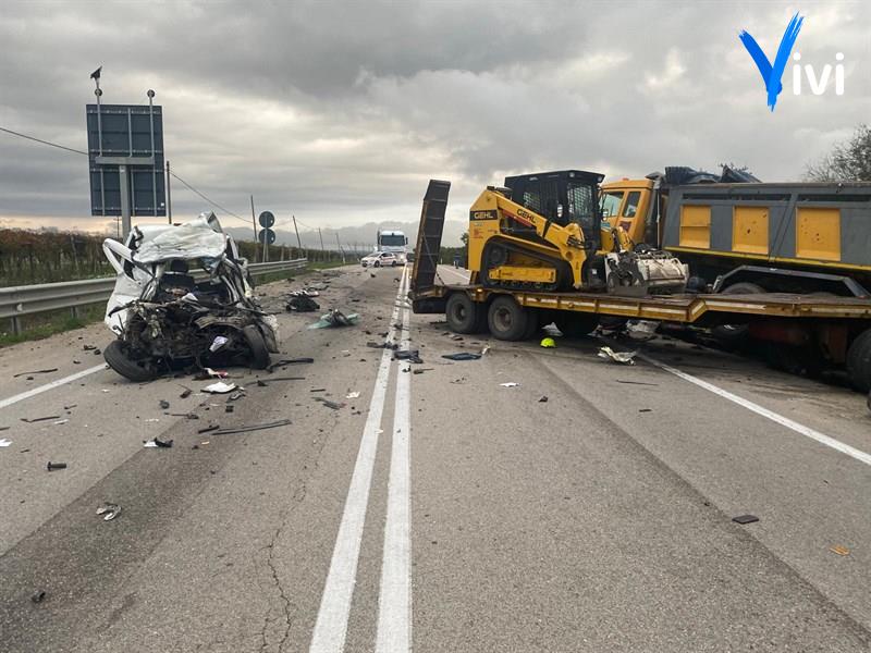 Doblò vs mezzo pesante: scontro mortale sulla statale 100