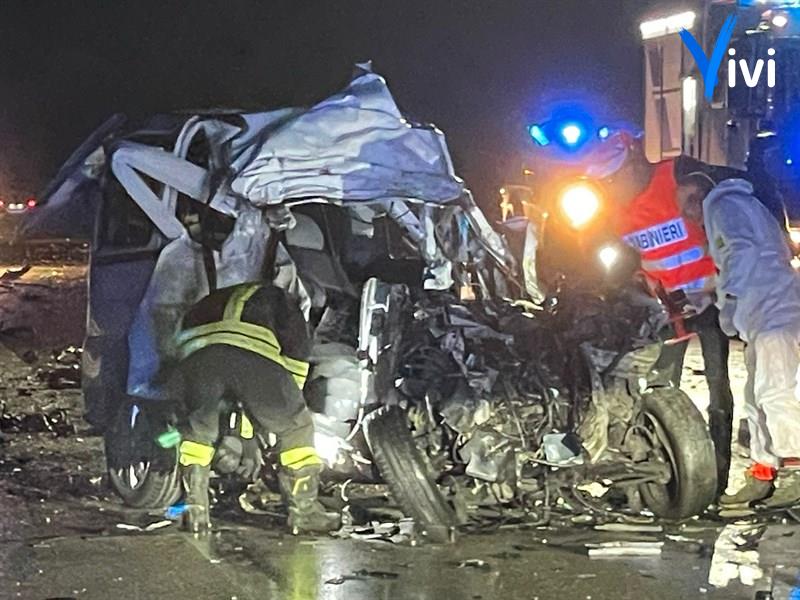 Doblò vs mezzo pesante: scontro mortale sulla statale 100