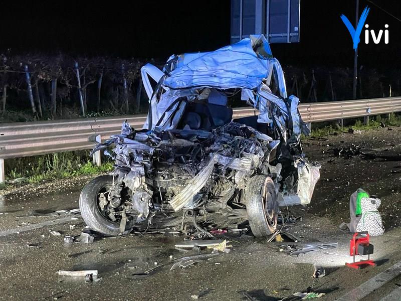 Doblò vs mezzo pesante: scontro mortale sulla statale 100