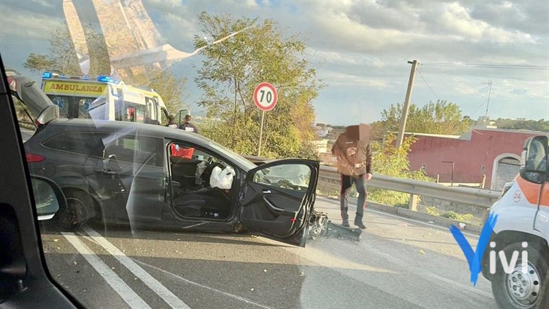 Auto sul guard rail: un altro incidente sulla statale 100