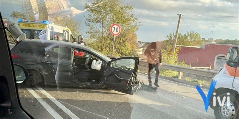 Auto sul guard rail: un altro incidente sulla statale 100