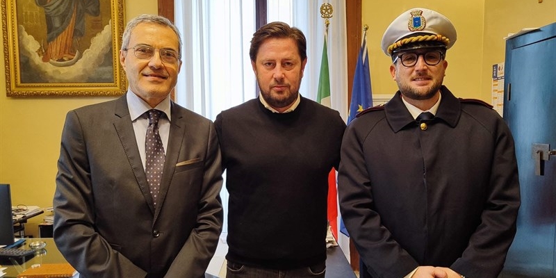 Il nuovo comandante alla sinistra del sindaco Mastrangelo Il nuovo comandante alla sinistra del sindaco Mastrangelo