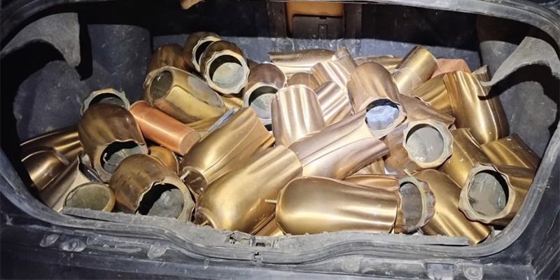 Furto di fioriere al cimitero: due arresti