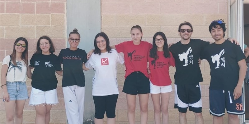 Gli atleti della scuola "Yom Chi" Gli atleti della scuola "Yom Chi"
