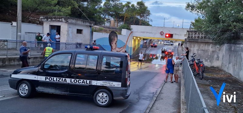 Temporale su Castellaneta Marina: tre sottopassi allagati