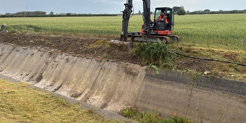 Operai a lavoro lungo il canale adduttore