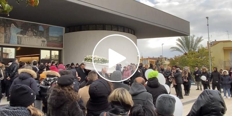 Addio ad Alessandra, Antonella e Stefano: commozione ai funerali dei tre giovani