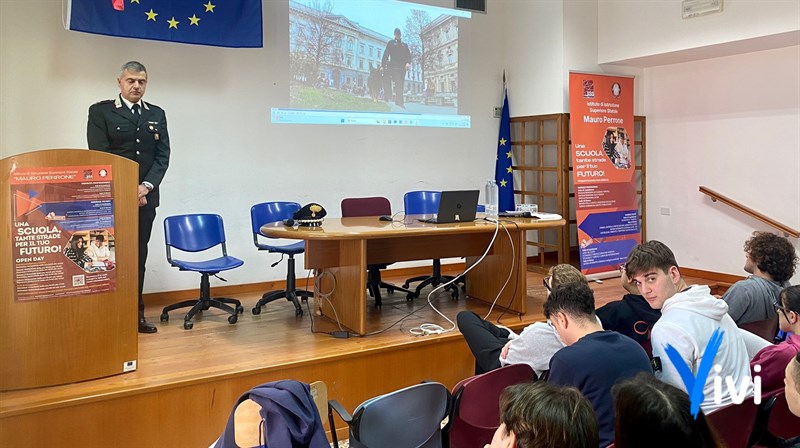 La cultura della legalità tra i banchi di scuola: l'Arma incontra gli studenti del Mauro Perrone
