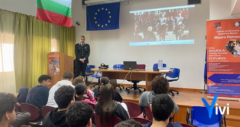 La cultura della legalità tra i banchi di scuola: l'Arma incontra gli studenti del Mauro Perrone