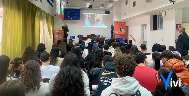 La cultura della legalità tra i banchi di scuola: l'Arma incontra gli studenti del Mauro Perrone