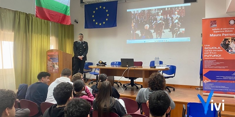 La cultura della legalità tra i banchi di scuola: l'Arma incontra gli studenti del Mauro Perrone