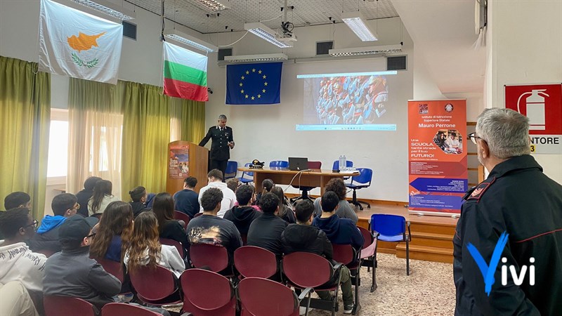 La cultura della legalità tra i banchi di scuola: l'Arma incontra gli studenti del Mauro Perrone