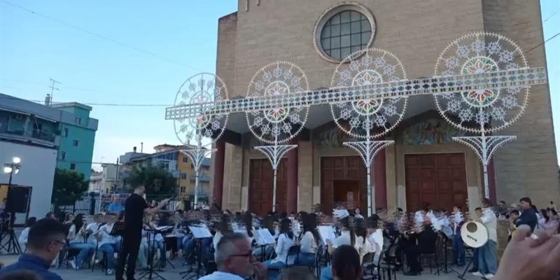 Trionfo internazionale e note di passione per san Nicola: la giovane orchestra di Palagiano conquista pubblico e critica