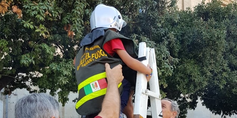 Piccoli eroi in piazza: giochi e lezioni con pompieri e vigili Piccoli eroi in piazza: giochi e lezioni con pompieri e vigili