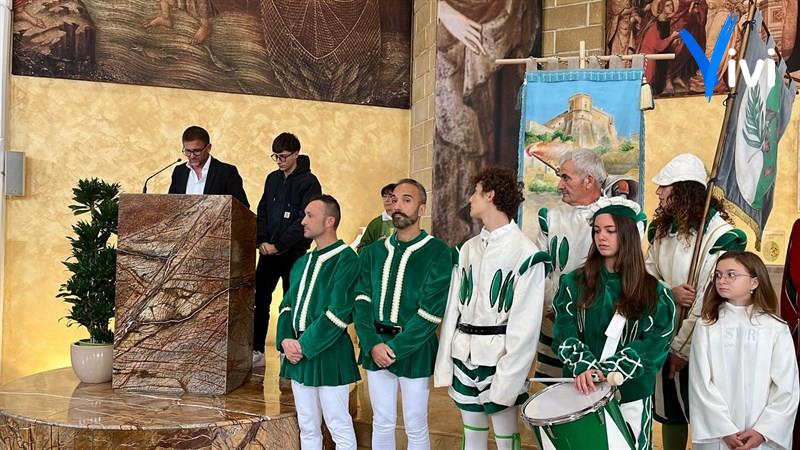 Palio della Mezzaluna: consegnato il drappo 2025 al rione Santa Caterina