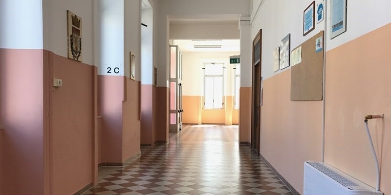 Topolini in un’aula: la scuola oggi resta chiusa
