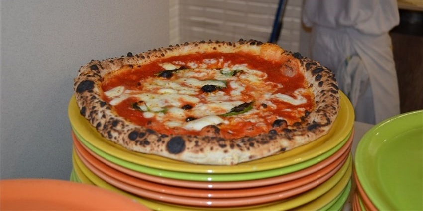 Una pizza margherita appena sfornata Una pizza margherita appena sfornata