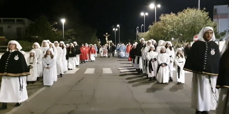 Via Crucis In Televisione Oggi ViviWebTv - Castellaneta | “La croce, le croci. Oggi”: Via Crucis cittadina