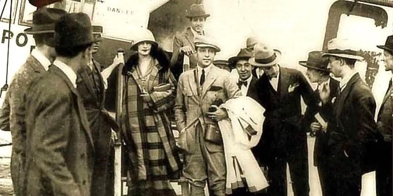 Rodolfo Valentino e sua moglie Natacha Rambova all'aeroporto londinese di Croydon in partenza per Parigi Rodolfo Valentino e sua moglie Natacha Rambova all'aeroporto londinese di Croydon in partenza per Parigi