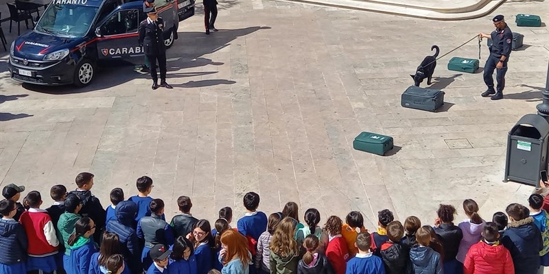 Carabinieri a tu per tu con gli alunni Carabinieri a tu per tu con gli alunni