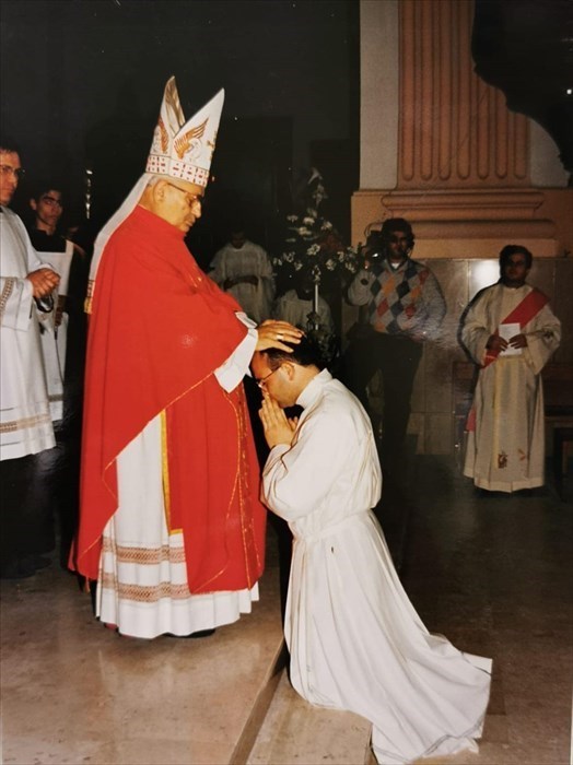 Monsignor Martino Scarafile con un giovanissimo don Giuseppe Ciaurro 