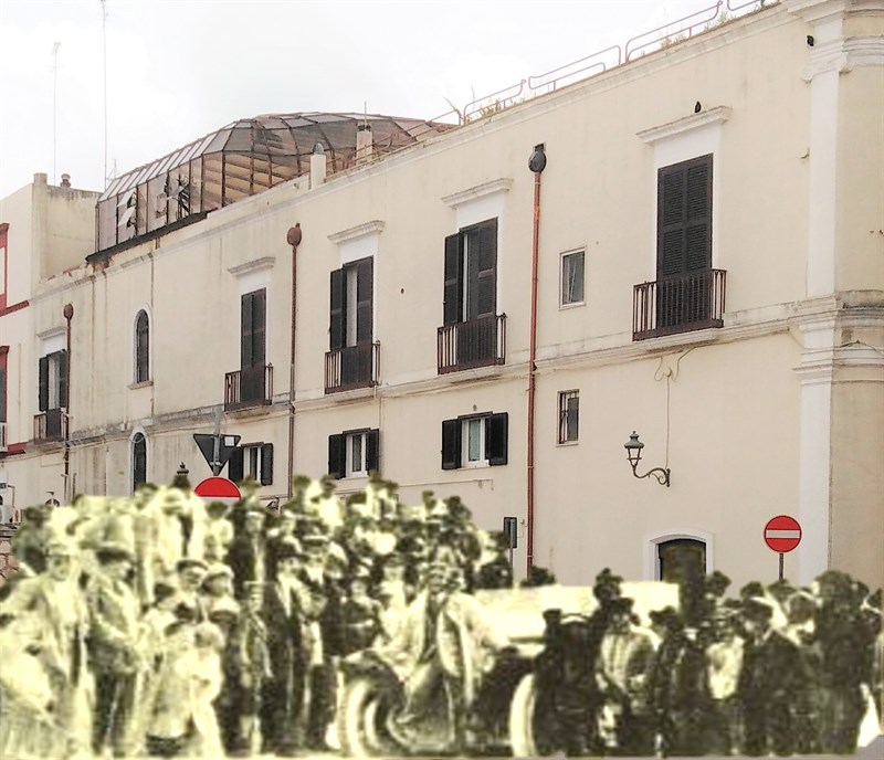 Castellaneta, settembre 1923. Il fotomontaggio mostra il gruppo di castellanetani, con Valentino e la sua
automobile, davanti alla quinta urbana così come si presenta oggi (via Principe di Napoli)