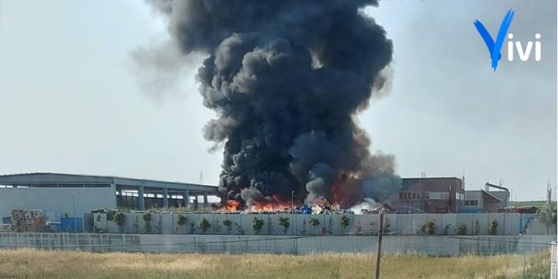 Fiamme nella zona industriale di Mottola: vigili del fuoco a lavoro