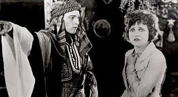 Sequenza dal film Lo Sceicco con Rodolfo Valentino e Agnes Ayres
