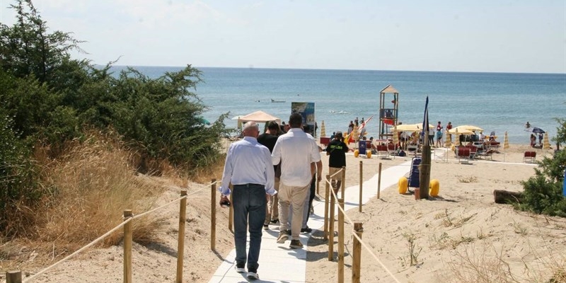 Il servizio pubblico "Spiaggia per Tutti" è stato ufficialmente avviato sulla spiaggia "Pino d'Aleppo" 