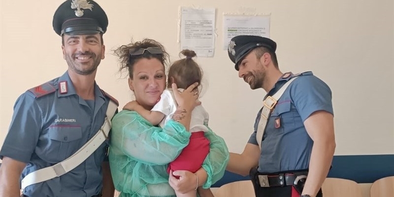 I carabinieri con la mamma e la bambina I carabinieri con la mamma e la bambina