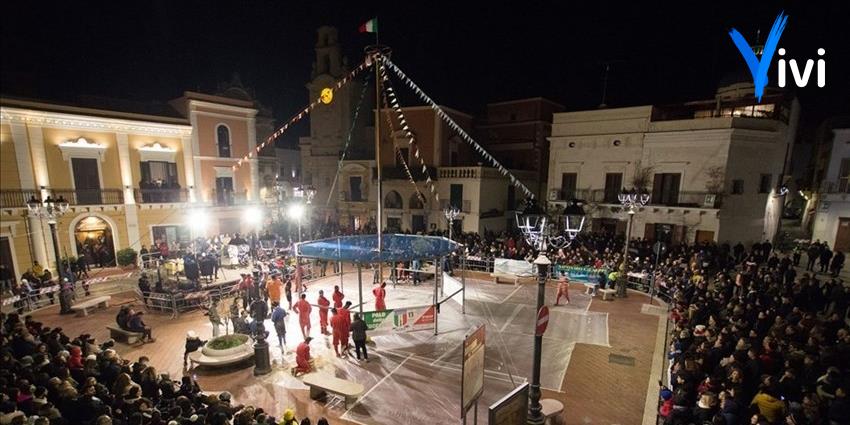 Torna l’albero della cuccagna: sfida in piazza Garibaldi