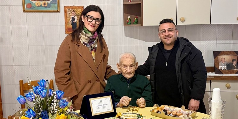 Cento anni per Giovanni Marino: targa celebrativa al nonno