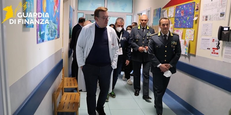 Le Fiamme Gialle abbracciano l'Oncoematologia Pediatrica: donazione e sorrisi al Santissima Annunziata