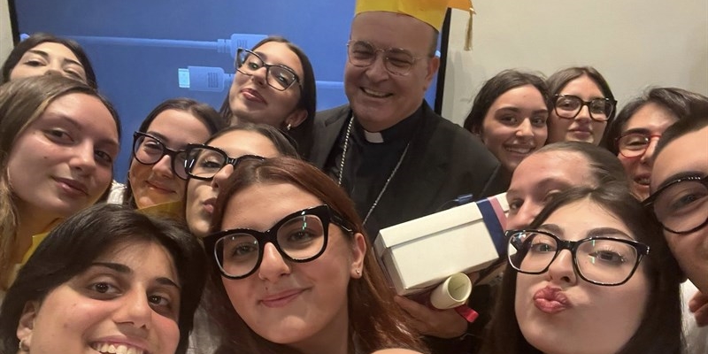 Parole di speranza e abbracci ai maturandi: il messaggio del vescovo