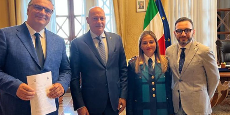 Con il prefetto Demetrio Martino, il sindaco Domiziano Lasigna, il vicesindaco Ciccio Serra e la comandante di Polizia Locale Diletta Santopietro Con il prefetto Demetrio Martino, il sindaco Domiziano Lasigna, il vicesindaco Ciccio Serra e la comandante di Polizia Locale Diletta Santopietro