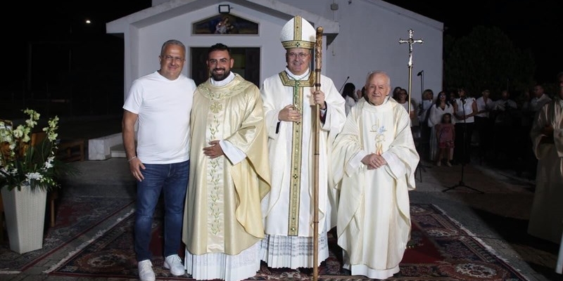 Foto di gruppo con vescovo, sindaco e parroci